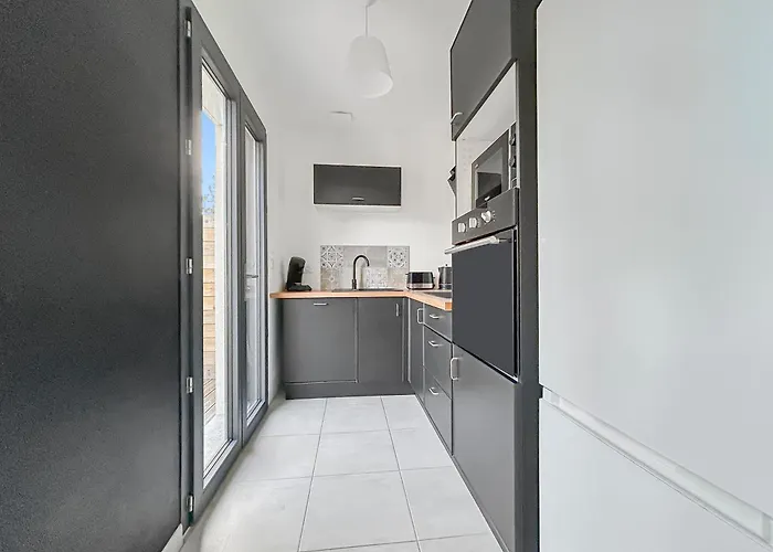 Maison Moderne T5 - 4 Ch Sdb Privatives - Terrasse *